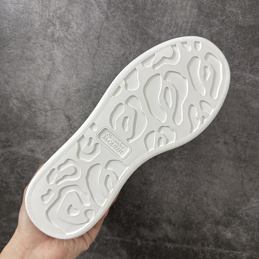 图片[9]-【HT纯原礼盒版】Alexander McQueen/亚历山大麦昆松糕鞋厚底增高小白鞋 黑白皮尾白底 全市场配色最齐(100+配色) 性价比最高 同价位品质无敌 进口丝绸亚光原版正品 水染羊皮内里 羊皮垫脚 回弹度到位 耐磨又舒适 鞋底厚4.5cm 全套原版包装 配件齐全 官方一致 凹凸定制正品原盒包装 右脚鞋舌嵌入防伪芯片装置 外盒鞋标官方二维码扫码+防伪芯片 尺码：39-45-选品中心