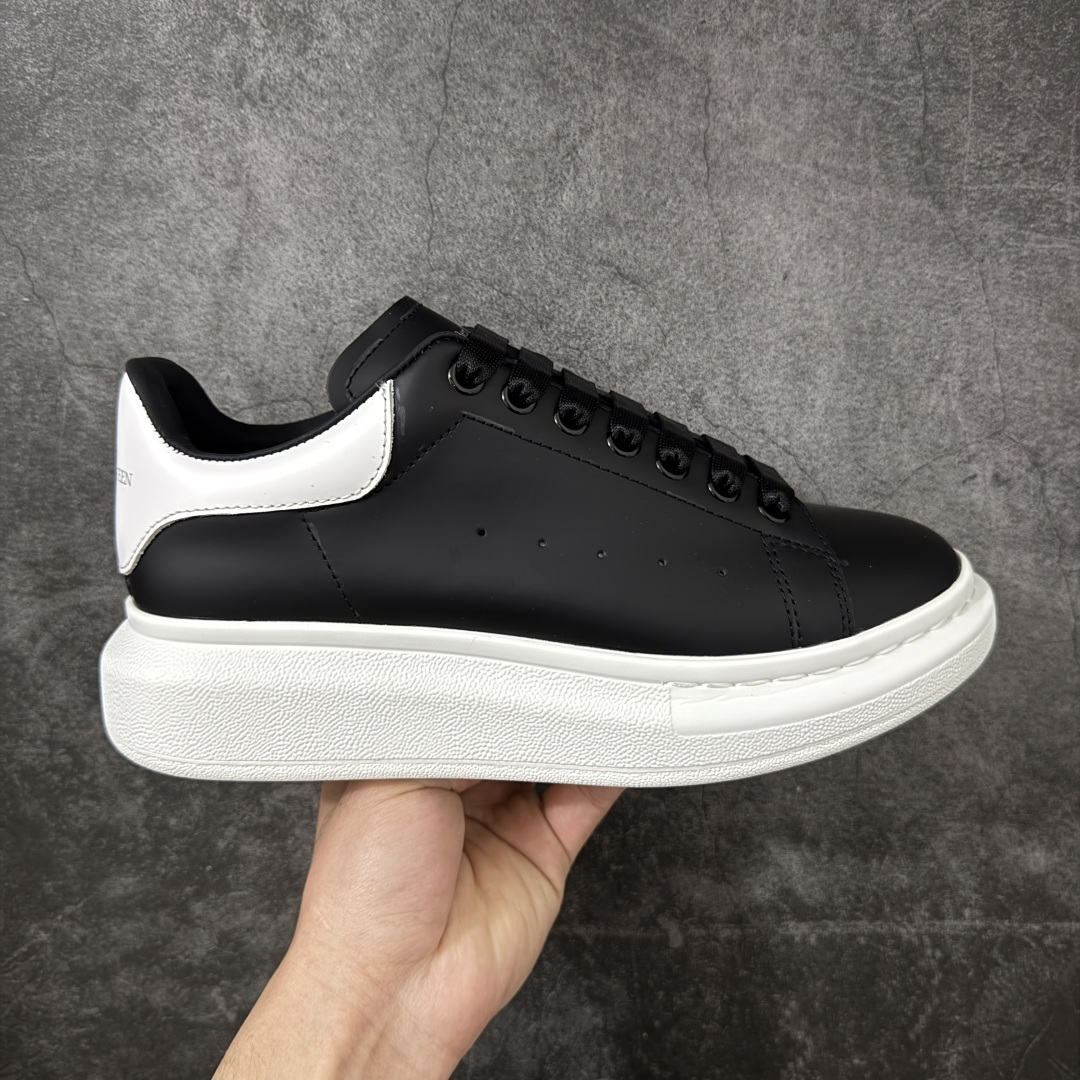 【HT纯原礼盒版】Alexander McQueen/亚历山大麦昆松糕鞋厚底增高小白鞋 黑白皮尾白底 全市场配色最齐(100+配色) 性价比最高 同价位品质无敌 进口丝绸亚光原版正品 水染羊皮内里 羊皮垫脚 回弹度到位 耐磨又舒适 鞋底厚4.5cm 全套原版包装 配件齐全 官方一致 凹凸定制正品原盒包装 右脚鞋舌嵌入防伪芯片装置 外盒鞋标官方二维码扫码+防伪芯片 尺码：39-45-选品中心