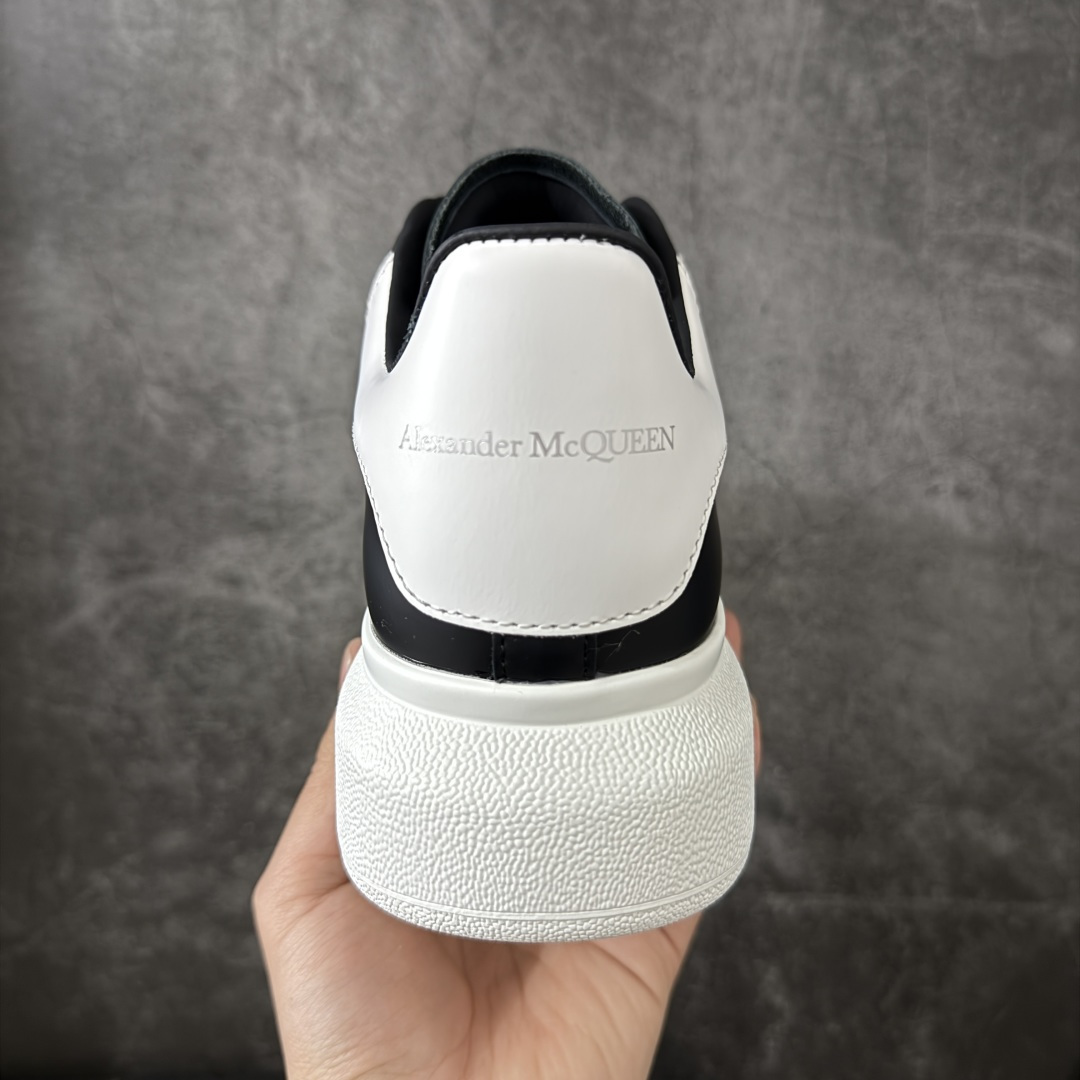 图片[4]-【HT纯原礼盒版】Alexander McQueen/亚历山大麦昆松糕鞋厚底增高小白鞋 黑白皮尾白底 全市场配色最齐(100+配色) 性价比最高 同价位品质无敌 进口丝绸亚光原版正品 水染羊皮内里 羊皮垫脚 回弹度到位 耐磨又舒适 鞋底厚4.5cm 全套原版包装 配件齐全 官方一致 凹凸定制正品原盒包装 右脚鞋舌嵌入防伪芯片装置 外盒鞋标官方二维码扫码+防伪芯片 尺码：39-45-选品中心
