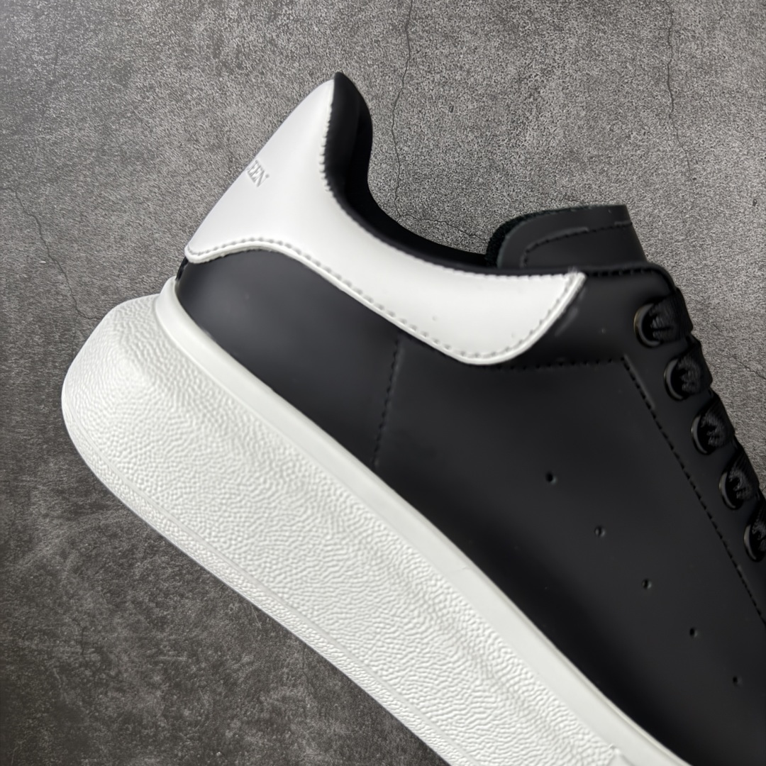图片[7]-【HT纯原礼盒版】Alexander McQueen/亚历山大麦昆松糕鞋厚底增高小白鞋 黑白皮尾白底 全市场配色最齐(100+配色) 性价比最高 同价位品质无敌 进口丝绸亚光原版正品 水染羊皮内里 羊皮垫脚 回弹度到位 耐磨又舒适 鞋底厚4.5cm 全套原版包装 配件齐全 官方一致 凹凸定制正品原盒包装 右脚鞋舌嵌入防伪芯片装置 外盒鞋标官方二维码扫码+防伪芯片 尺码：39-45-选品中心