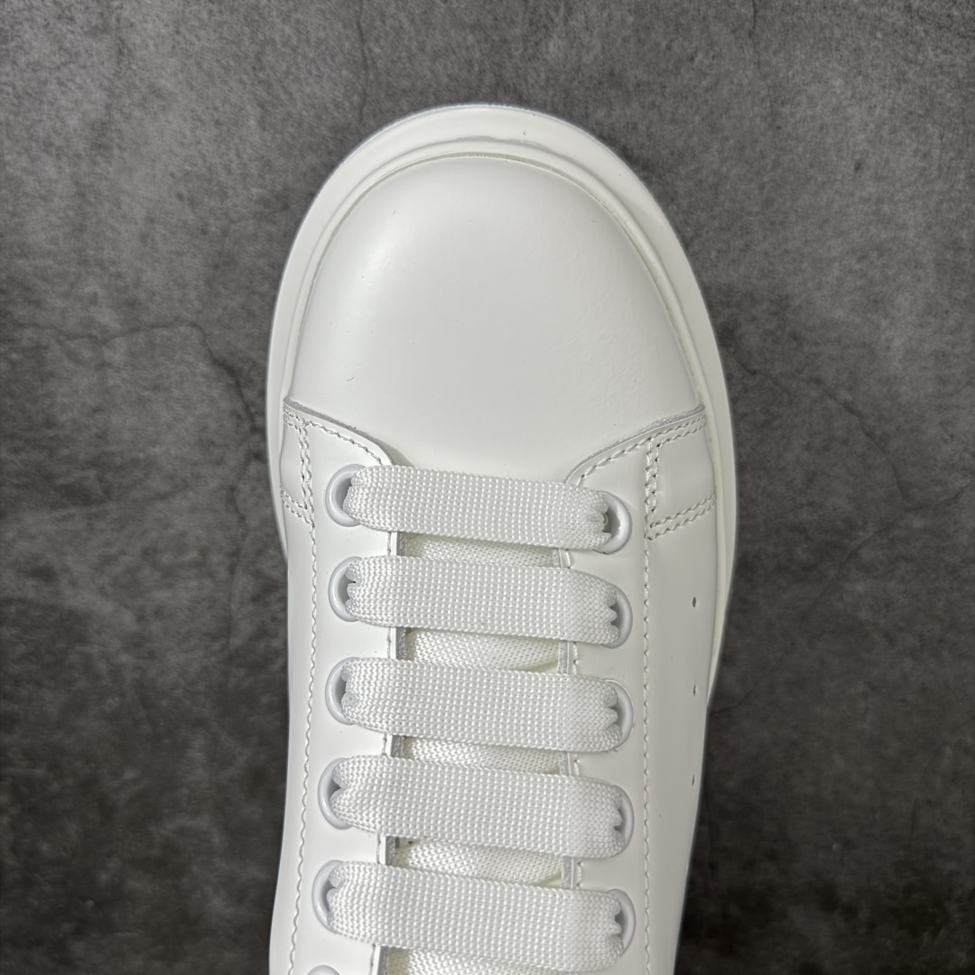 图片[5]-【HT纯原礼盒版】Alexander McQueen/亚历山大麦昆松糕鞋厚底增高小白鞋 灰皮底 全市场配色最齐(100+配色) 性价比最高 同价位品质无敌 进口丝绸亚光原版正品 水染羊皮内里 羊皮垫脚 回弹度到位 耐磨又舒适 鞋底厚4.5cm 全套原版包装 配件齐全 官方一致 凹凸定制正品原盒包装 右脚鞋舌嵌入防伪芯片装置 外盒鞋标官方二维码扫码+防伪芯片 尺码：35-45-选品中心