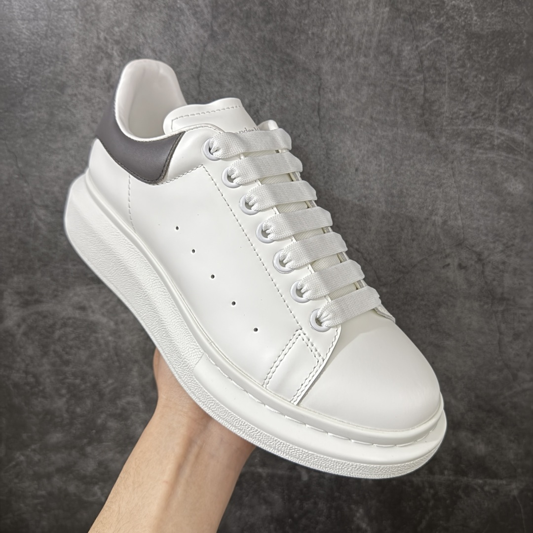 图片[3]-【HT纯原礼盒版】Alexander McQueen/亚历山大麦昆松糕鞋厚底增高小白鞋 灰皮底 全市场配色最齐(100+配色) 性价比最高 同价位品质无敌 进口丝绸亚光原版正品 水染羊皮内里 羊皮垫脚 回弹度到位 耐磨又舒适 鞋底厚4.5cm 全套原版包装 配件齐全 官方一致 凹凸定制正品原盒包装 右脚鞋舌嵌入防伪芯片装置 外盒鞋标官方二维码扫码+防伪芯片 尺码：35-45-选品中心