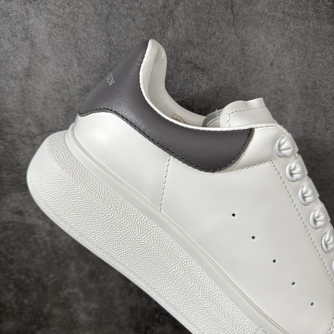 图片[7]-【HT纯原礼盒版】Alexander McQueen/亚历山大麦昆松糕鞋厚底增高小白鞋 灰皮底 全市场配色最齐(100+配色) 性价比最高 同价位品质无敌 进口丝绸亚光原版正品 水染羊皮内里 羊皮垫脚 回弹度到位 耐磨又舒适 鞋底厚4.5cm 全套原版包装 配件齐全 官方一致 凹凸定制正品原盒包装 右脚鞋舌嵌入防伪芯片装置 外盒鞋标官方二维码扫码+防伪芯片 尺码：35-45-选品中心