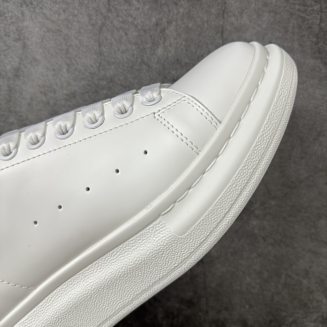 图片[6]-【HT纯原礼盒版】Alexander McQueen/亚历山大麦昆松糕鞋厚底增高小白鞋 灰皮底 全市场配色最齐(100+配色) 性价比最高 同价位品质无敌 进口丝绸亚光原版正品 水染羊皮内里 羊皮垫脚 回弹度到位 耐磨又舒适 鞋底厚4.5cm 全套原版包装 配件齐全 官方一致 凹凸定制正品原盒包装 右脚鞋舌嵌入防伪芯片装置 外盒鞋标官方二维码扫码+防伪芯片 尺码：35-45-选品中心