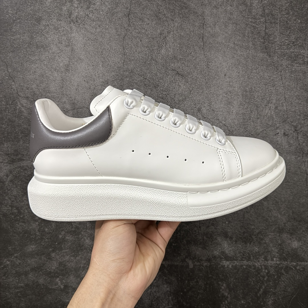 【HT纯原礼盒版】Alexander McQueen/亚历山大麦昆松糕鞋厚底增高小白鞋 灰皮底 全市场配色最齐(100+配色) 性价比最高 同价位品质无敌 进口丝绸亚光原版正品 水染羊皮内里 羊皮垫脚 回弹度到位 耐磨又舒适 鞋底厚4.5cm 全套原版包装 配件齐全 官方一致 凹凸定制正品原盒包装 右脚鞋舌嵌入防伪芯片装置 外盒鞋标官方二维码扫码+防伪芯片 尺码：35-45-选品中心