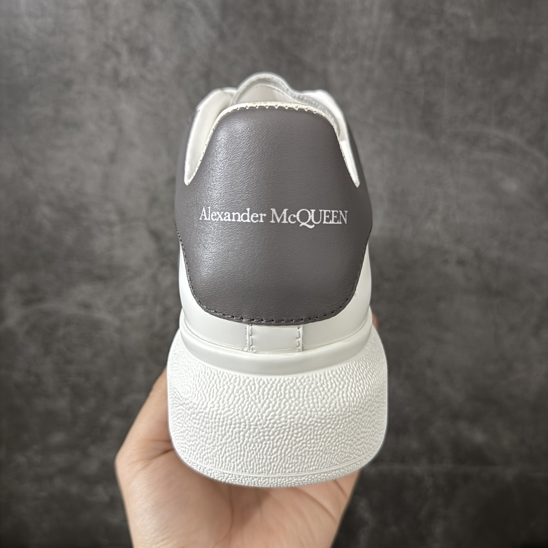 图片[4]-【HT纯原礼盒版】Alexander McQueen/亚历山大麦昆松糕鞋厚底增高小白鞋 灰皮底 全市场配色最齐(100+配色) 性价比最高 同价位品质无敌 进口丝绸亚光原版正品 水染羊皮内里 羊皮垫脚 回弹度到位 耐磨又舒适 鞋底厚4.5cm 全套原版包装 配件齐全 官方一致 凹凸定制正品原盒包装 右脚鞋舌嵌入防伪芯片装置 外盒鞋标官方二维码扫码+防伪芯片 尺码：35-45-选品中心