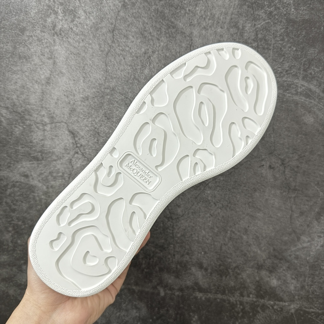 图片[9]-【HT纯原礼盒版】Alexander McQueen/亚历山大麦昆松糕鞋厚底增高小白鞋 灰皮底 全市场配色最齐(100+配色) 性价比最高 同价位品质无敌 进口丝绸亚光原版正品 水染羊皮内里 羊皮垫脚 回弹度到位 耐磨又舒适 鞋底厚4.5cm 全套原版包装 配件齐全 官方一致 凹凸定制正品原盒包装 右脚鞋舌嵌入防伪芯片装置 外盒鞋标官方二维码扫码+防伪芯片 尺码：35-45-选品中心