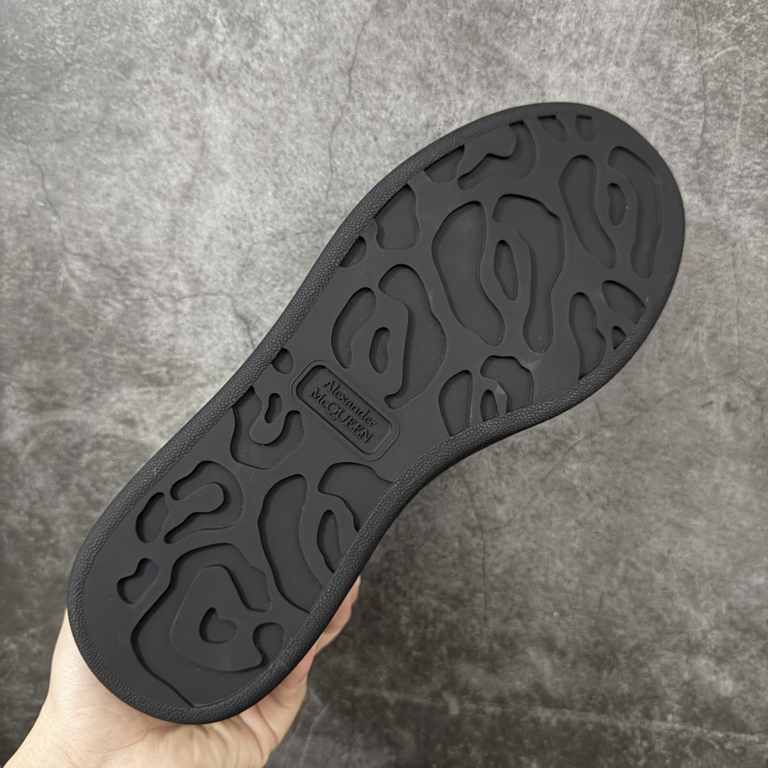 图片[9]-【HT纯原礼盒版】Alexander McQueen/亚历山大麦昆松糕鞋厚底增高小白鞋 全黑纯黑 全市场配色最齐(100+配色) 性价比最高 同价位品质无敌 进口丝绸亚光原版正品 水染羊皮内里 羊皮垫脚 回弹度到位 耐磨又舒适 鞋底厚4.5cm 全套原版包装 配件齐全 官方一致 凹凸定制正品原盒包装 右脚鞋舌嵌入防伪芯片装置 外盒鞋标官方二维码扫码+防伪芯片 尺码：35-45-选品中心