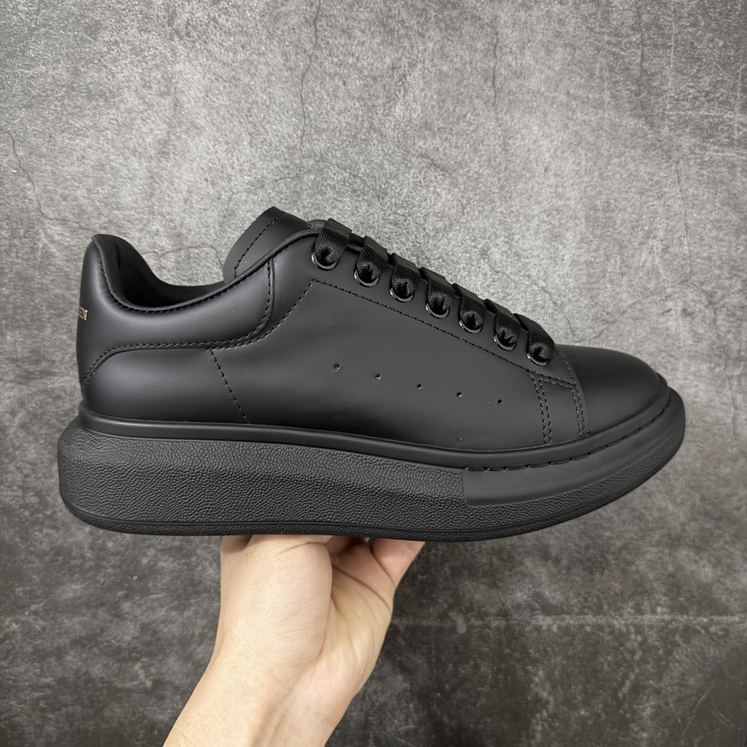 【HT纯原礼盒版】Alexander McQueen/亚历山大麦昆松糕鞋厚底增高小白鞋 全黑纯黑 全市场配色最齐(100+配色) 性价比最高 同价位品质无敌 进口丝绸亚光原版正品 水染羊皮内里 羊皮垫脚 回弹度到位 耐磨又舒适 鞋底厚4.5cm 全套原版包装 配件齐全 官方一致 凹凸定制正品原盒包装 右脚鞋舌嵌入防伪芯片装置 外盒鞋标官方二维码扫码+防伪芯片 尺码：35-45-选品中心