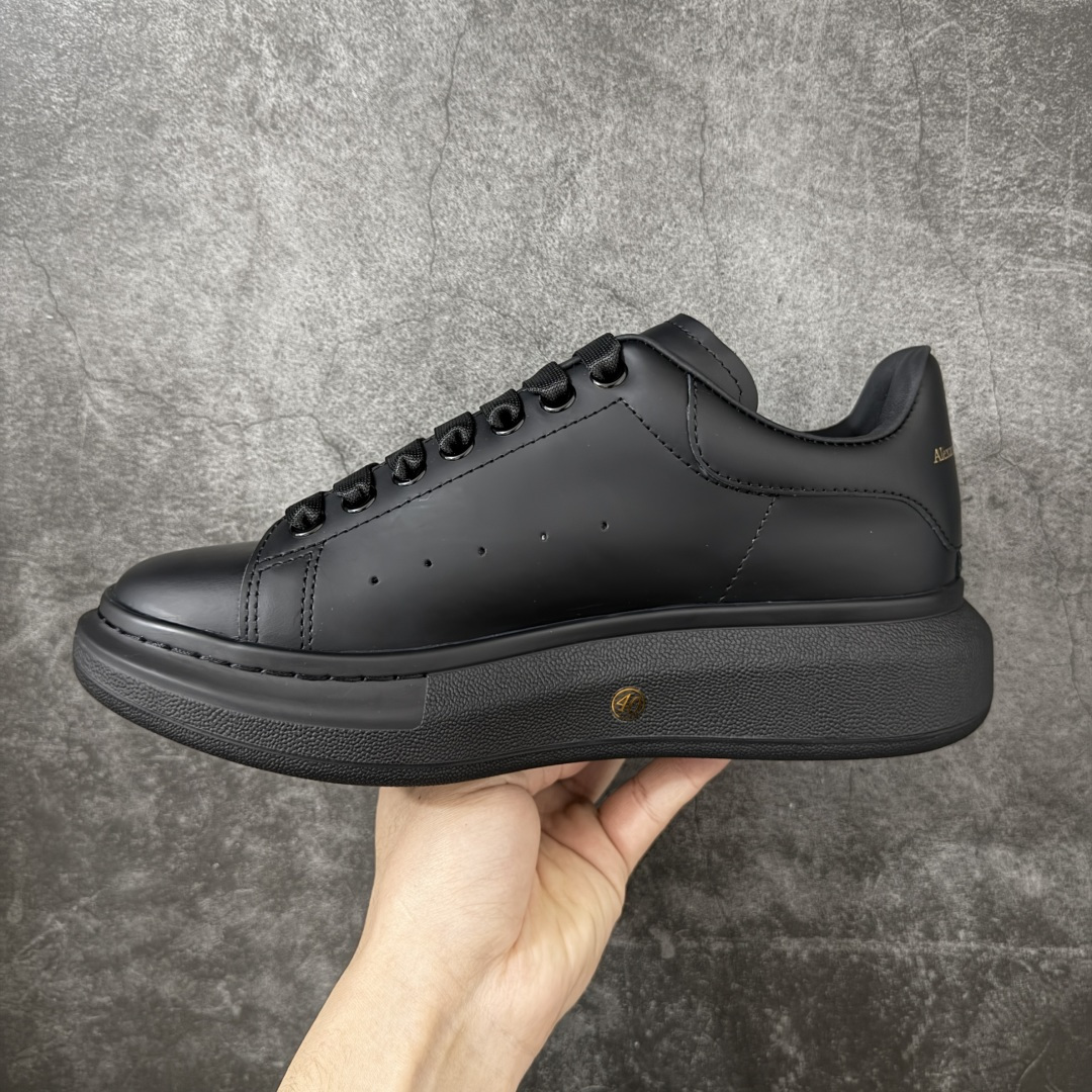 图片[2]-【HT纯原礼盒版】Alexander McQueen/亚历山大麦昆松糕鞋厚底增高小白鞋 全黑纯黑 全市场配色最齐(100+配色) 性价比最高 同价位品质无敌 进口丝绸亚光原版正品 水染羊皮内里 羊皮垫脚 回弹度到位 耐磨又舒适 鞋底厚4.5cm 全套原版包装 配件齐全 官方一致 凹凸定制正品原盒包装 右脚鞋舌嵌入防伪芯片装置 外盒鞋标官方二维码扫码+防伪芯片 尺码：35-45-选品中心