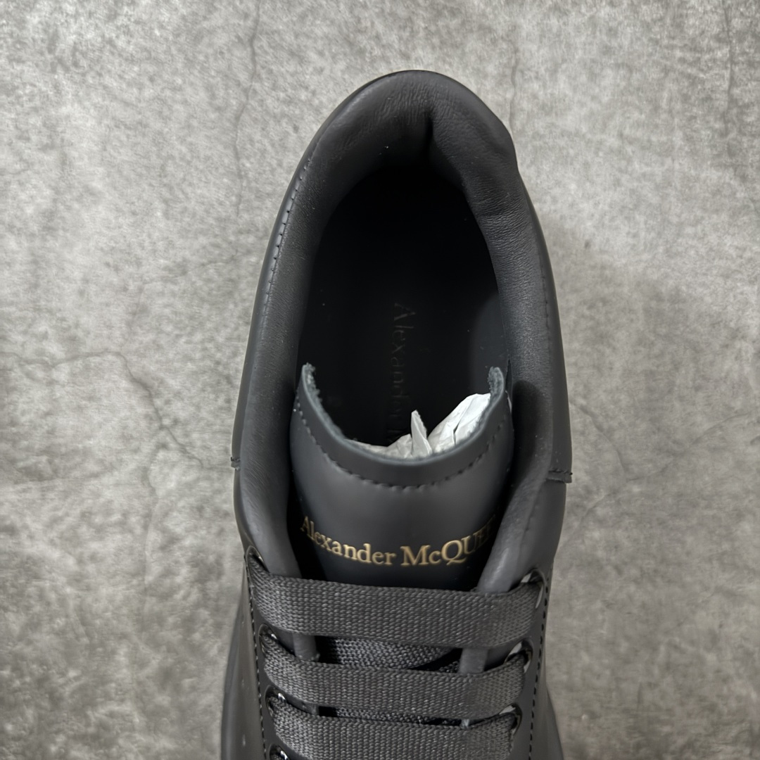图片[8]-【HT纯原礼盒版】Alexander McQueen/亚历山大麦昆松糕鞋厚底增高小白鞋 全黑纯黑 全市场配色最齐(100+配色) 性价比最高 同价位品质无敌 进口丝绸亚光原版正品 水染羊皮内里 羊皮垫脚 回弹度到位 耐磨又舒适 鞋底厚4.5cm 全套原版包装 配件齐全 官方一致 凹凸定制正品原盒包装 右脚鞋舌嵌入防伪芯片装置 外盒鞋标官方二维码扫码+防伪芯片 尺码：35-45-选品中心