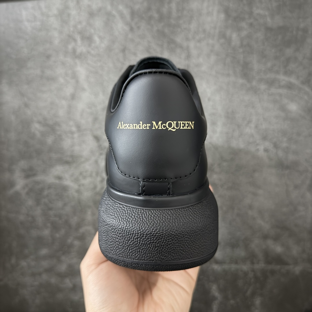 图片[4]-【HT纯原礼盒版】Alexander McQueen/亚历山大麦昆松糕鞋厚底增高小白鞋 全黑纯黑 全市场配色最齐(100+配色) 性价比最高 同价位品质无敌 进口丝绸亚光原版正品 水染羊皮内里 羊皮垫脚 回弹度到位 耐磨又舒适 鞋底厚4.5cm 全套原版包装 配件齐全 官方一致 凹凸定制正品原盒包装 右脚鞋舌嵌入防伪芯片装置 外盒鞋标官方二维码扫码+防伪芯片 尺码：35-45-选品中心