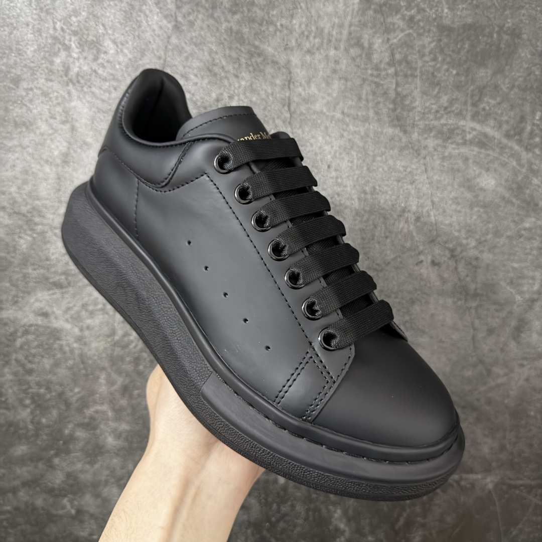 图片[3]-【HT纯原礼盒版】Alexander McQueen/亚历山大麦昆松糕鞋厚底增高小白鞋 全黑纯黑 全市场配色最齐(100+配色) 性价比最高 同价位品质无敌 进口丝绸亚光原版正品 水染羊皮内里 羊皮垫脚 回弹度到位 耐磨又舒适 鞋底厚4.5cm 全套原版包装 配件齐全 官方一致 凹凸定制正品原盒包装 右脚鞋舌嵌入防伪芯片装置 外盒鞋标官方二维码扫码+防伪芯片 尺码：35-45-选品中心