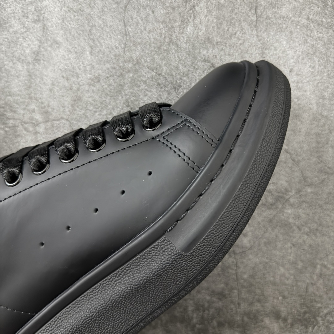 图片[6]-【HT纯原礼盒版】Alexander McQueen/亚历山大麦昆松糕鞋厚底增高小白鞋 全黑纯黑 全市场配色最齐(100+配色) 性价比最高 同价位品质无敌 进口丝绸亚光原版正品 水染羊皮内里 羊皮垫脚 回弹度到位 耐磨又舒适 鞋底厚4.5cm 全套原版包装 配件齐全 官方一致 凹凸定制正品原盒包装 右脚鞋舌嵌入防伪芯片装置 外盒鞋标官方二维码扫码+防伪芯片 尺码：35-45-选品中心