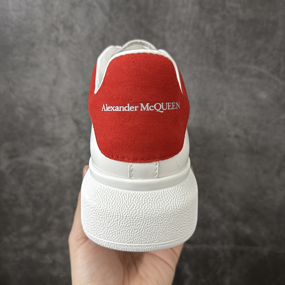 图片[4]-【HT纯原礼盒版】Alexander McQueen/亚历山大麦昆松糕鞋厚底增高小白鞋 红绒尾 全市场配色最齐(100+配色) 性价比最高 同价位品质无敌 进口丝绸亚光原版正品 水染羊皮内里 羊皮垫脚 回弹度到位 耐磨又舒适 鞋底厚4.5cm 全套原版包装 配件齐全 官方一致 凹凸定制正品原盒包装 右脚鞋舌嵌入防伪芯片装置 外盒鞋标官方二维码扫码+防伪芯片 尺码：35-45-选品中心