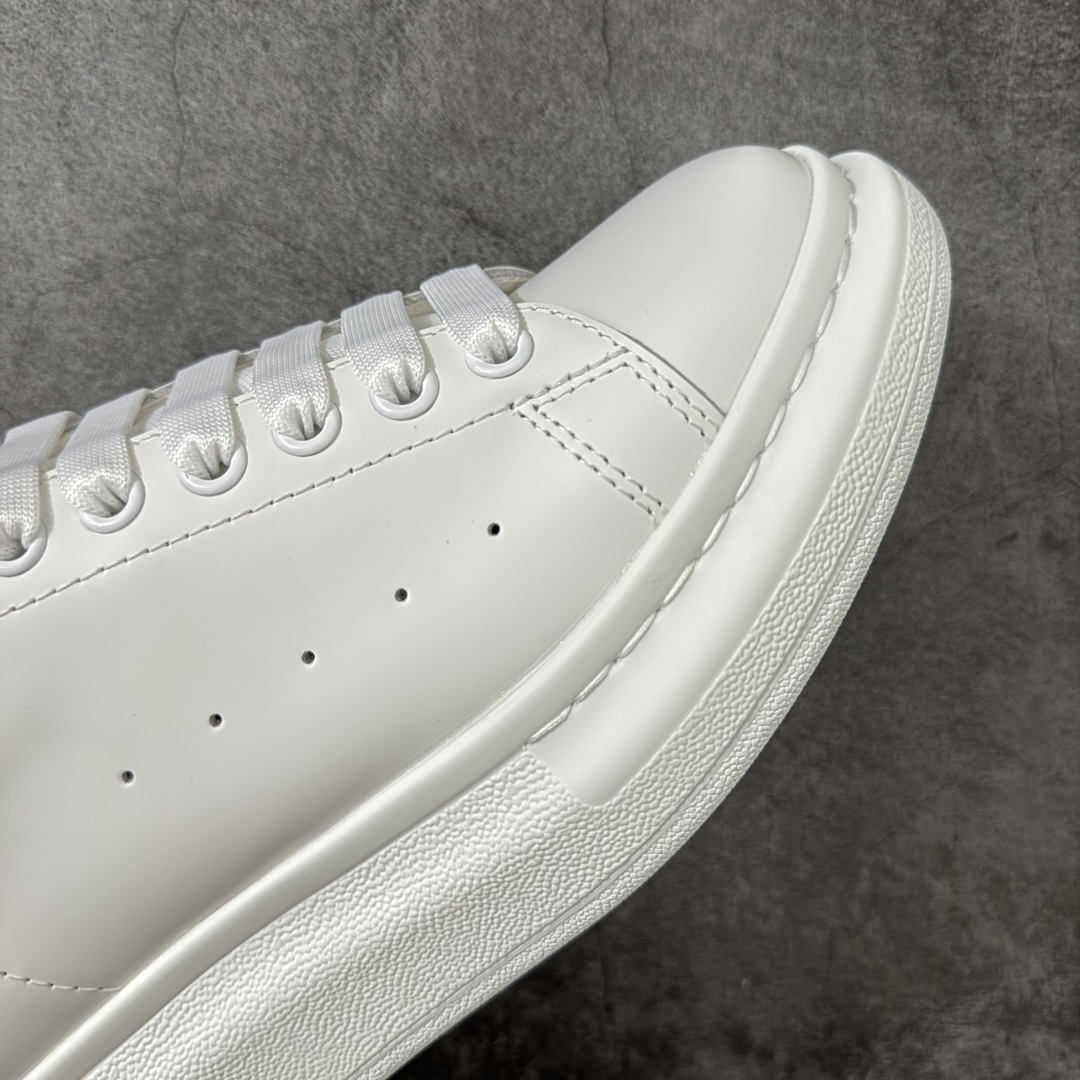 图片[6]-【HT纯原礼盒版】Alexander McQueen/亚历山大麦昆松糕鞋厚底增高小白鞋 红绒尾 全市场配色最齐(100+配色) 性价比最高 同价位品质无敌 进口丝绸亚光原版正品 水染羊皮内里 羊皮垫脚 回弹度到位 耐磨又舒适 鞋底厚4.5cm 全套原版包装 配件齐全 官方一致 凹凸定制正品原盒包装 右脚鞋舌嵌入防伪芯片装置 外盒鞋标官方二维码扫码+防伪芯片 尺码：35-45-选品中心