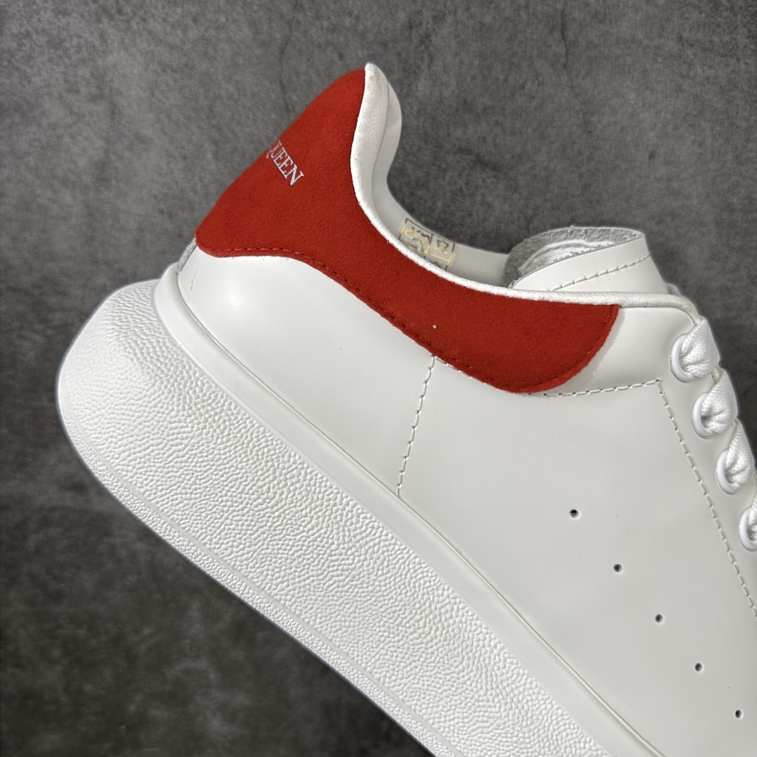 图片[7]-【HT纯原礼盒版】Alexander McQueen/亚历山大麦昆松糕鞋厚底增高小白鞋 红绒尾 全市场配色最齐(100+配色) 性价比最高 同价位品质无敌 进口丝绸亚光原版正品 水染羊皮内里 羊皮垫脚 回弹度到位 耐磨又舒适 鞋底厚4.5cm 全套原版包装 配件齐全 官方一致 凹凸定制正品原盒包装 右脚鞋舌嵌入防伪芯片装置 外盒鞋标官方二维码扫码+防伪芯片 尺码：35-45-选品中心