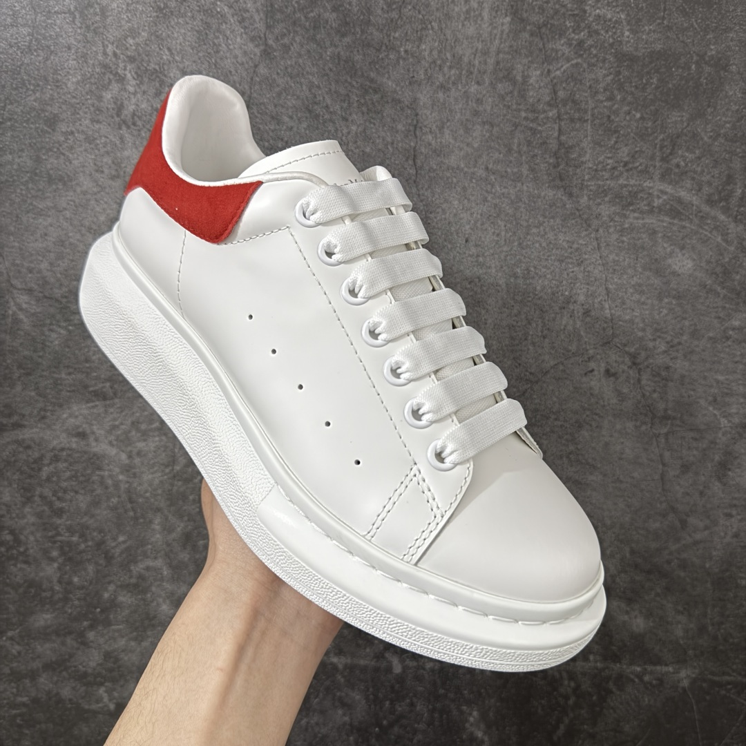 图片[3]-【HT纯原礼盒版】Alexander McQueen/亚历山大麦昆松糕鞋厚底增高小白鞋 红绒尾 全市场配色最齐(100+配色) 性价比最高 同价位品质无敌 进口丝绸亚光原版正品 水染羊皮内里 羊皮垫脚 回弹度到位 耐磨又舒适 鞋底厚4.5cm 全套原版包装 配件齐全 官方一致 凹凸定制正品原盒包装 右脚鞋舌嵌入防伪芯片装置 外盒鞋标官方二维码扫码+防伪芯片 尺码：35-45-选品中心