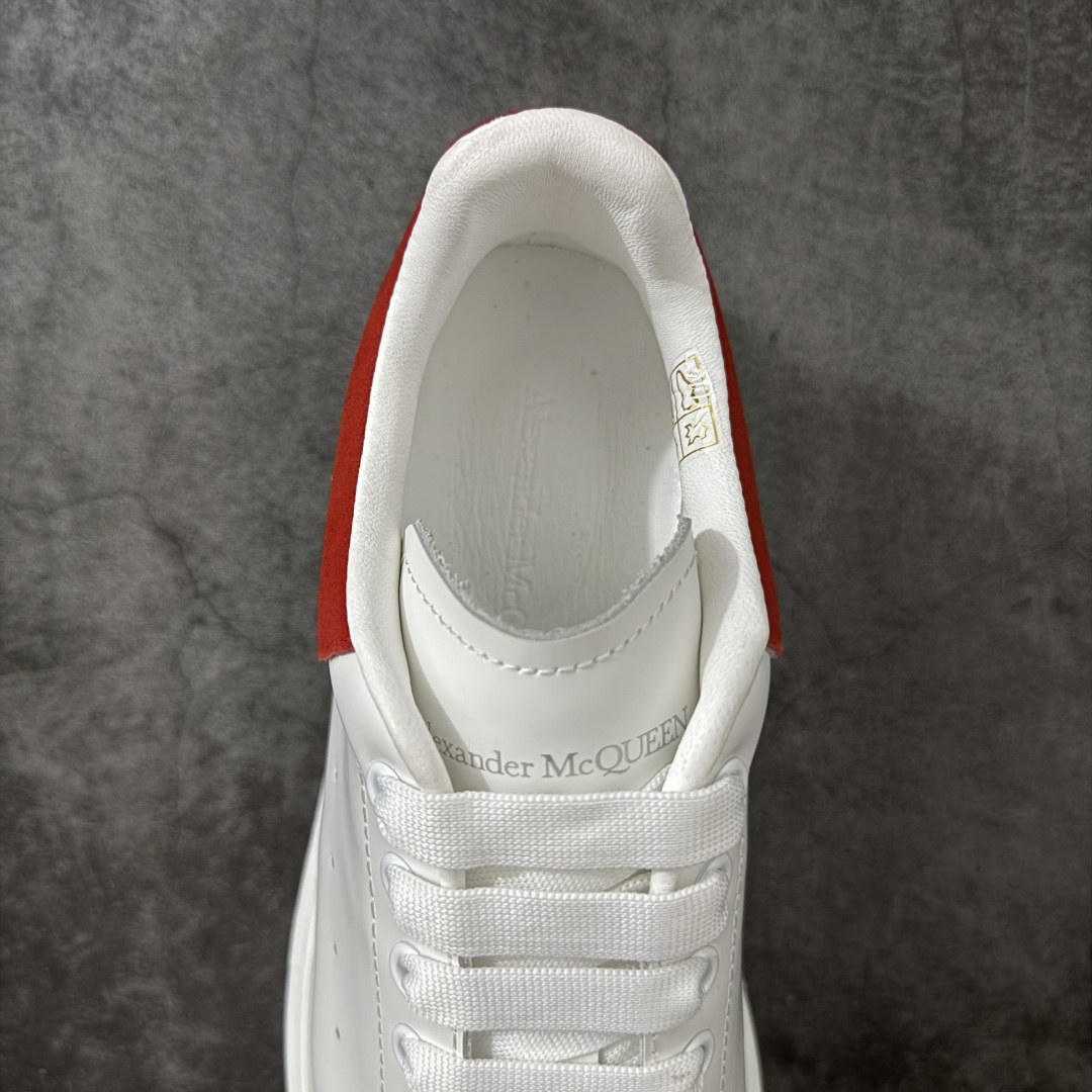 图片[8]-【HT纯原礼盒版】Alexander McQueen/亚历山大麦昆松糕鞋厚底增高小白鞋 红绒尾 全市场配色最齐(100+配色) 性价比最高 同价位品质无敌 进口丝绸亚光原版正品 水染羊皮内里 羊皮垫脚 回弹度到位 耐磨又舒适 鞋底厚4.5cm 全套原版包装 配件齐全 官方一致 凹凸定制正品原盒包装 右脚鞋舌嵌入防伪芯片装置 外盒鞋标官方二维码扫码+防伪芯片 尺码：35-45-选品中心