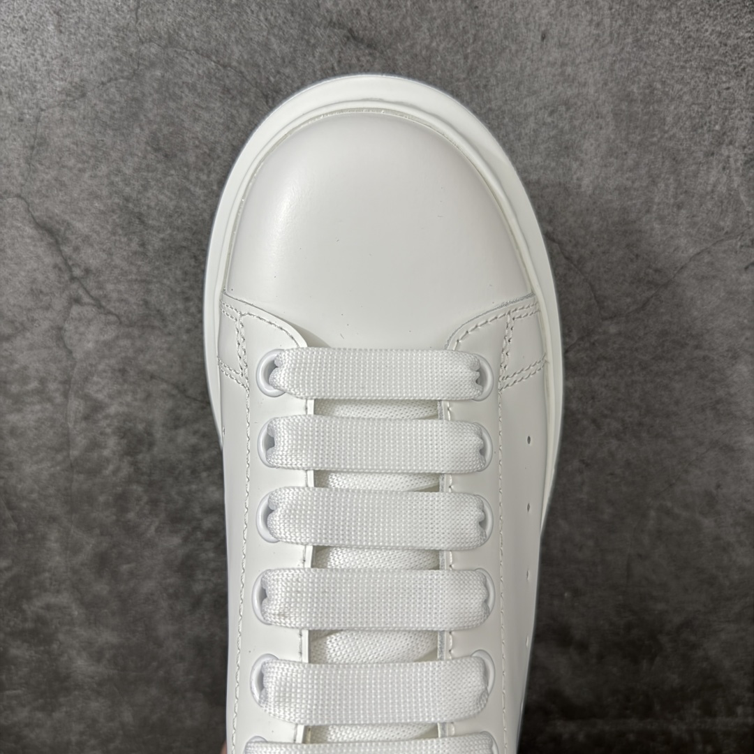 图片[5]-【HT纯原礼盒版】Alexander McQueen/亚历山大麦昆松糕鞋厚底增高小白鞋 红绒尾 全市场配色最齐(100+配色) 性价比最高 同价位品质无敌 进口丝绸亚光原版正品 水染羊皮内里 羊皮垫脚 回弹度到位 耐磨又舒适 鞋底厚4.5cm 全套原版包装 配件齐全 官方一致 凹凸定制正品原盒包装 右脚鞋舌嵌入防伪芯片装置 外盒鞋标官方二维码扫码+防伪芯片 尺码：35-45-选品中心