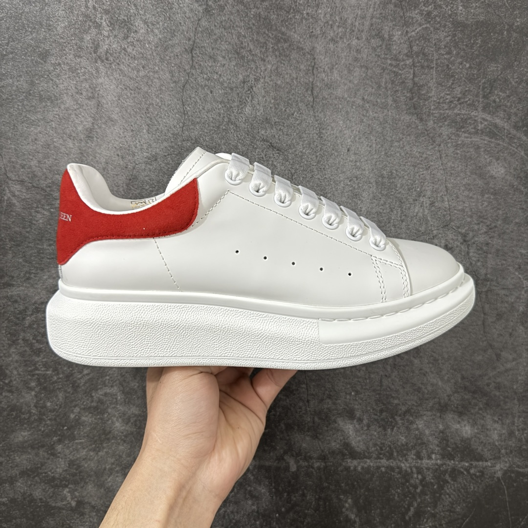 【HT纯原礼盒版】Alexander McQueen/亚历山大麦昆松糕鞋厚底增高小白鞋 红绒尾 全市场配色最齐(100+配色) 性价比最高 同价位品质无敌 进口丝绸亚光原版正品 水染羊皮内里 羊皮垫脚 回弹度到位 耐磨又舒适 鞋底厚4.5cm 全套原版包装 配件齐全 官方一致 凹凸定制正品原盒包装 右脚鞋舌嵌入防伪芯片装置 外盒鞋标官方二维码扫码+防伪芯片 尺码：35-45-选品中心