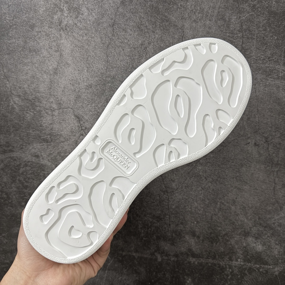 图片[9]-【HT纯原礼盒版】Alexander McQueen/亚历山大麦昆松糕鞋厚底增高小白鞋 红绒尾 全市场配色最齐(100+配色) 性价比最高 同价位品质无敌 进口丝绸亚光原版正品 水染羊皮内里 羊皮垫脚 回弹度到位 耐磨又舒适 鞋底厚4.5cm 全套原版包装 配件齐全 官方一致 凹凸定制正品原盒包装 右脚鞋舌嵌入防伪芯片装置 外盒鞋标官方二维码扫码+防伪芯片 尺码：35-45-选品中心