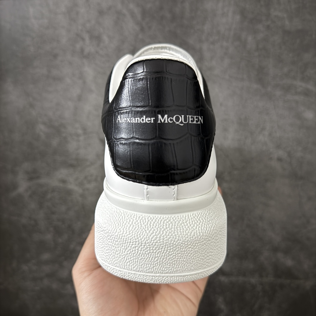 图片[3]-【HT纯原礼盒版】Alexander McQueen/亚历山大麦昆松糕鞋厚底增高小白鞋 黑鳄鱼纹 全市场配色最齐(100+配色) 性价比最高 同价位品质无敌 进口丝绸亚光原版正品 水染羊皮内里 羊皮垫脚 回弹度到位 耐磨又舒适 鞋底厚4.5cm 全套原版包装 配件齐全 官方一致 凹凸定制正品原盒包装 右脚鞋舌嵌入防伪芯片装置 外盒鞋标官方二维码扫码+防伪芯片 尺码：35-45-选品中心