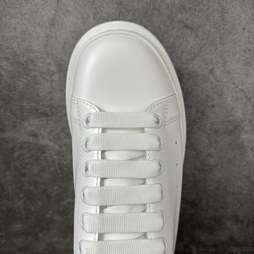 图片[5]-【HT纯原礼盒版】Alexander McQueen/亚历山大麦昆松糕鞋厚底增高小白鞋 黑鳄鱼纹 全市场配色最齐(100+配色) 性价比最高 同价位品质无敌 进口丝绸亚光原版正品 水染羊皮内里 羊皮垫脚 回弹度到位 耐磨又舒适 鞋底厚4.5cm 全套原版包装 配件齐全 官方一致 凹凸定制正品原盒包装 右脚鞋舌嵌入防伪芯片装置 外盒鞋标官方二维码扫码+防伪芯片 尺码：35-45-选品中心