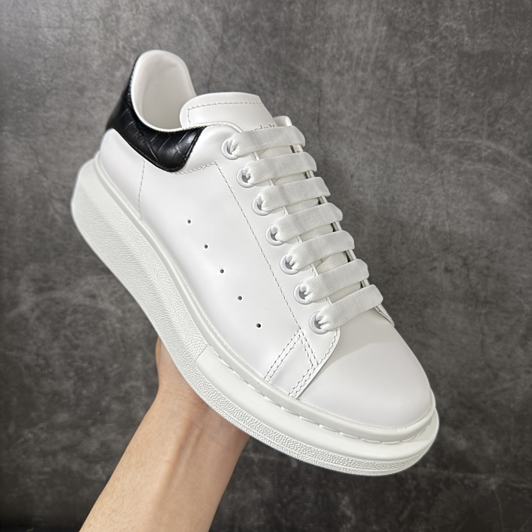 图片[4]-【HT纯原礼盒版】Alexander McQueen/亚历山大麦昆松糕鞋厚底增高小白鞋 黑鳄鱼纹 全市场配色最齐(100+配色) 性价比最高 同价位品质无敌 进口丝绸亚光原版正品 水染羊皮内里 羊皮垫脚 回弹度到位 耐磨又舒适 鞋底厚4.5cm 全套原版包装 配件齐全 官方一致 凹凸定制正品原盒包装 右脚鞋舌嵌入防伪芯片装置 外盒鞋标官方二维码扫码+防伪芯片 尺码：35-45-选品中心