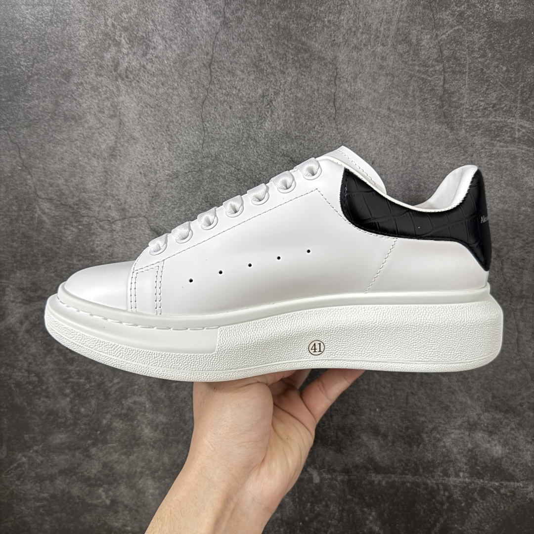 图片[2]-【HT纯原礼盒版】Alexander McQueen/亚历山大麦昆松糕鞋厚底增高小白鞋 黑鳄鱼纹 全市场配色最齐(100+配色) 性价比最高 同价位品质无敌 进口丝绸亚光原版正品 水染羊皮内里 羊皮垫脚 回弹度到位 耐磨又舒适 鞋底厚4.5cm 全套原版包装 配件齐全 官方一致 凹凸定制正品原盒包装 右脚鞋舌嵌入防伪芯片装置 外盒鞋标官方二维码扫码+防伪芯片 尺码：35-45-选品中心