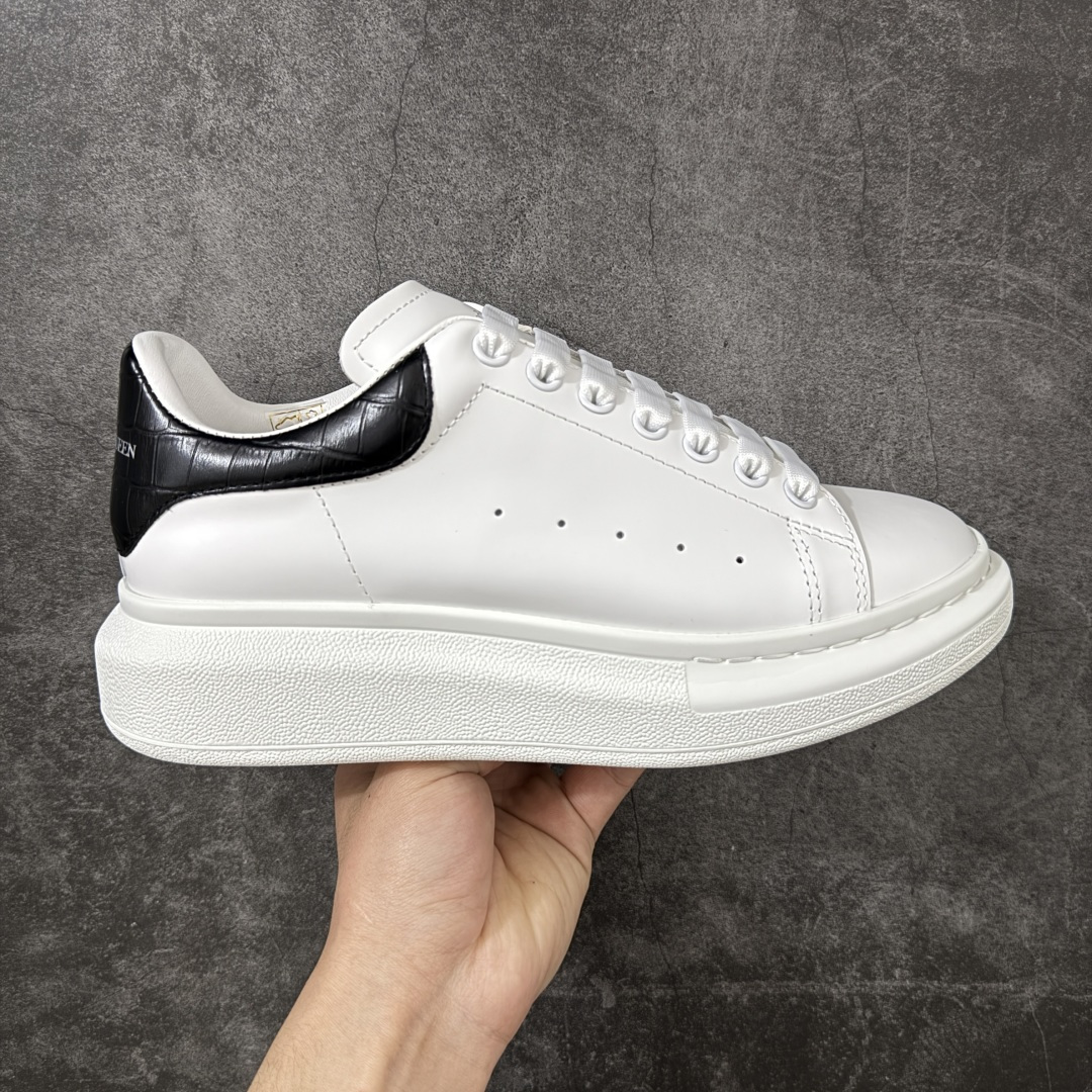 【HT纯原礼盒版】Alexander McQueen/亚历山大麦昆松糕鞋厚底增高小白鞋 黑鳄鱼纹 全市场配色最齐(100+配色) 性价比最高 同价位品质无敌 进口丝绸亚光原版正品 水染羊皮内里 羊皮垫脚 回弹度到位 耐磨又舒适 鞋底厚4.5cm 全套原版包装 配件齐全 官方一致 凹凸定制正品原盒包装 右脚鞋舌嵌入防伪芯片装置 外盒鞋标官方二维码扫码+防伪芯片 尺码：35-45-选品中心