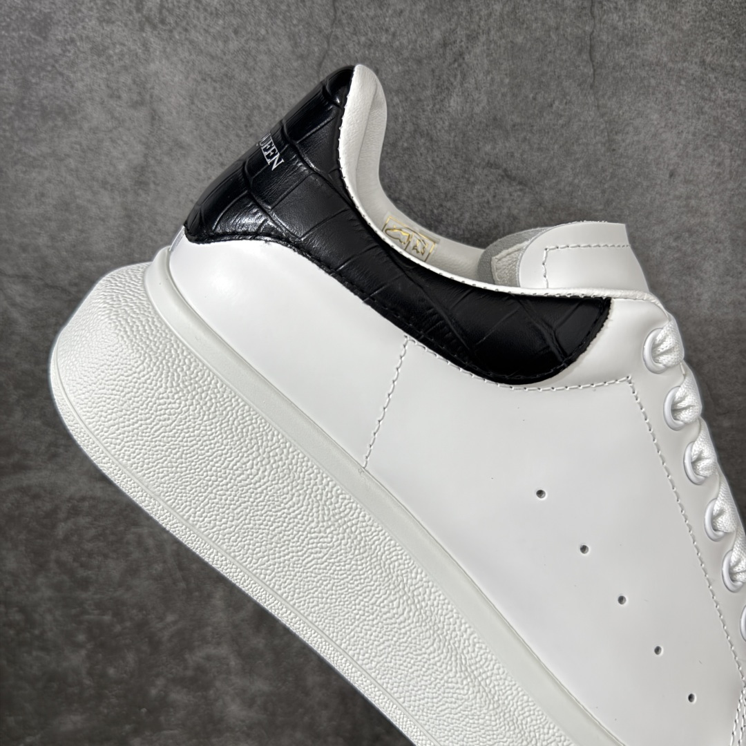 图片[7]-【HT纯原礼盒版】Alexander McQueen/亚历山大麦昆松糕鞋厚底增高小白鞋 黑鳄鱼纹 全市场配色最齐(100+配色) 性价比最高 同价位品质无敌 进口丝绸亚光原版正品 水染羊皮内里 羊皮垫脚 回弹度到位 耐磨又舒适 鞋底厚4.5cm 全套原版包装 配件齐全 官方一致 凹凸定制正品原盒包装 右脚鞋舌嵌入防伪芯片装置 外盒鞋标官方二维码扫码+防伪芯片 尺码：35-45-选品中心