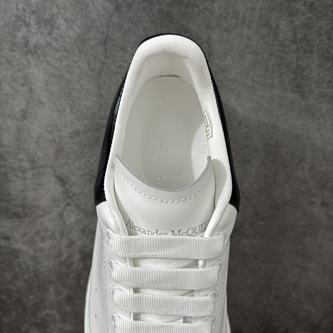 图片[8]-【HT纯原礼盒版】Alexander McQueen/亚历山大麦昆松糕鞋厚底增高小白鞋 黑鳄鱼纹 全市场配色最齐(100+配色) 性价比最高 同价位品质无敌 进口丝绸亚光原版正品 水染羊皮内里 羊皮垫脚 回弹度到位 耐磨又舒适 鞋底厚4.5cm 全套原版包装 配件齐全 官方一致 凹凸定制正品原盒包装 右脚鞋舌嵌入防伪芯片装置 外盒鞋标官方二维码扫码+防伪芯片 尺码：35-45-选品中心