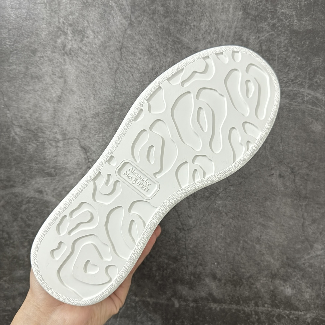 图片[9]-【HT纯原礼盒版】Alexander McQueen/亚历山大麦昆松糕鞋厚底增高小白鞋 黑鳄鱼纹 全市场配色最齐(100+配色) 性价比最高 同价位品质无敌 进口丝绸亚光原版正品 水染羊皮内里 羊皮垫脚 回弹度到位 耐磨又舒适 鞋底厚4.5cm 全套原版包装 配件齐全 官方一致 凹凸定制正品原盒包装 右脚鞋舌嵌入防伪芯片装置 外盒鞋标官方二维码扫码+防伪芯片 尺码：35-45-选品中心