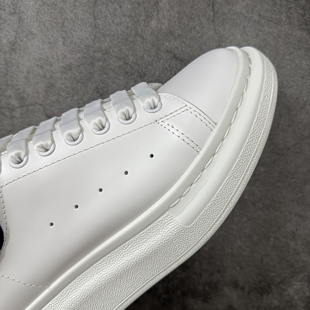 图片[6]-【HT纯原礼盒版】Alexander McQueen/亚历山大麦昆松糕鞋厚底增高小白鞋 黑鳄鱼纹 全市场配色最齐(100+配色) 性价比最高 同价位品质无敌 进口丝绸亚光原版正品 水染羊皮内里 羊皮垫脚 回弹度到位 耐磨又舒适 鞋底厚4.5cm 全套原版包装 配件齐全 官方一致 凹凸定制正品原盒包装 右脚鞋舌嵌入防伪芯片装置 外盒鞋标官方二维码扫码+防伪芯片 尺码：35-45-选品中心