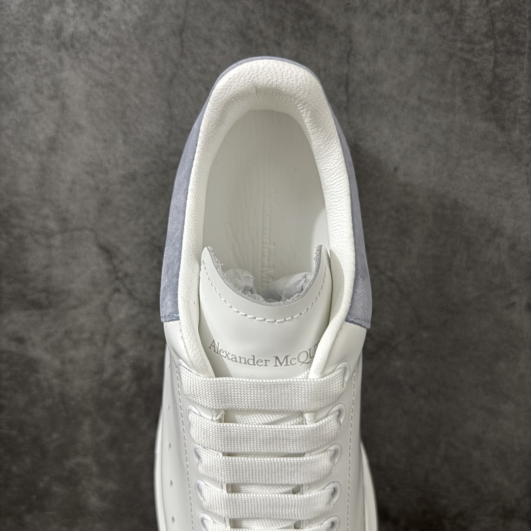 图片[8]-【HT纯原礼盒版】Alexander McQueen/亚历山大麦昆松糕鞋厚底增高小白鞋 雾霾蓝 全市场配色最齐(100+配色) 性价比最高 同价位品质无敌 进口丝绸亚光原版正品 水染羊皮内里 羊皮垫脚 回弹度到位 耐磨又舒适 鞋底厚4.5cm 全套原版包装 配件齐全 官方一致 凹凸定制正品原盒包装 右脚鞋舌嵌入防伪芯片装置 外盒鞋标官方二维码扫码+防伪芯片 尺码：35-45-选品中心