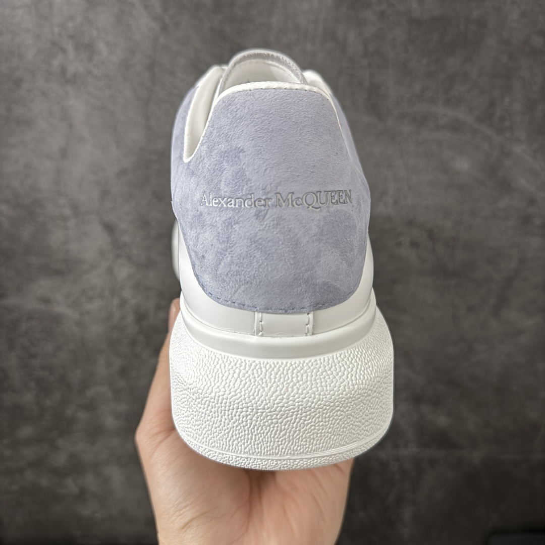 图片[4]-【HT纯原礼盒版】Alexander McQueen/亚历山大麦昆松糕鞋厚底增高小白鞋 雾霾蓝 全市场配色最齐(100+配色) 性价比最高 同价位品质无敌 进口丝绸亚光原版正品 水染羊皮内里 羊皮垫脚 回弹度到位 耐磨又舒适 鞋底厚4.5cm 全套原版包装 配件齐全 官方一致 凹凸定制正品原盒包装 右脚鞋舌嵌入防伪芯片装置 外盒鞋标官方二维码扫码+防伪芯片 尺码：35-45-选品中心