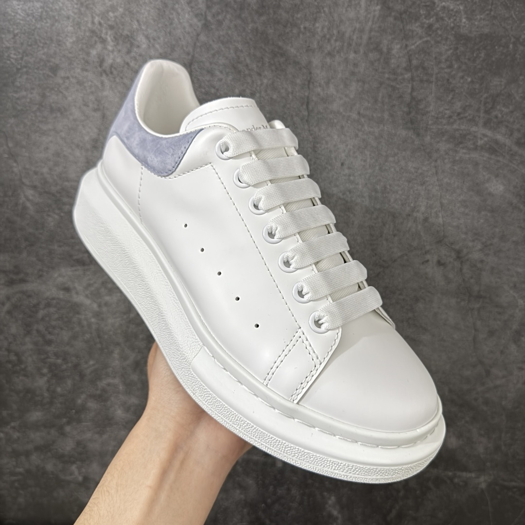 图片[3]-【HT纯原礼盒版】Alexander McQueen/亚历山大麦昆松糕鞋厚底增高小白鞋 雾霾蓝 全市场配色最齐(100+配色) 性价比最高 同价位品质无敌 进口丝绸亚光原版正品 水染羊皮内里 羊皮垫脚 回弹度到位 耐磨又舒适 鞋底厚4.5cm 全套原版包装 配件齐全 官方一致 凹凸定制正品原盒包装 右脚鞋舌嵌入防伪芯片装置 外盒鞋标官方二维码扫码+防伪芯片 尺码：35-45-选品中心