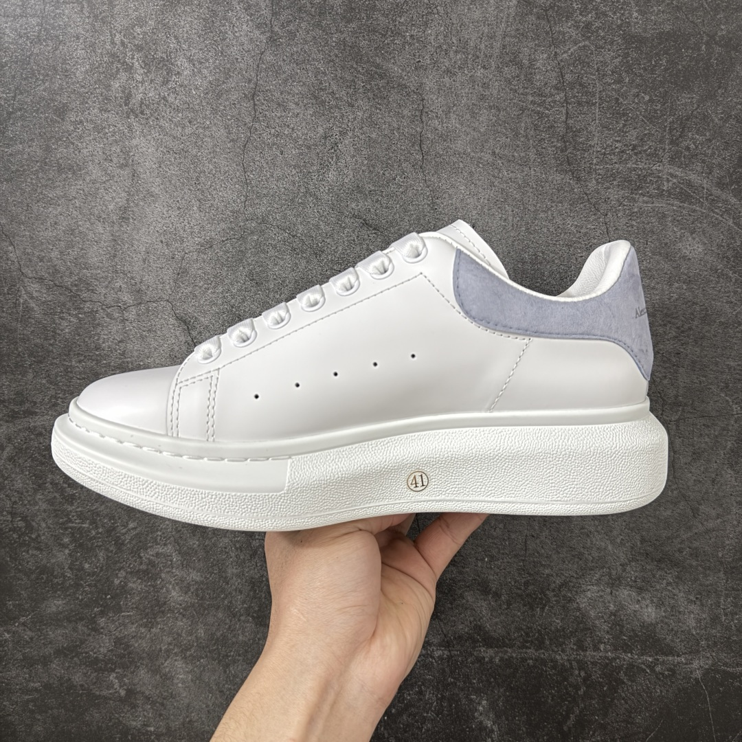 图片[2]-【HT纯原礼盒版】Alexander McQueen/亚历山大麦昆松糕鞋厚底增高小白鞋 雾霾蓝 全市场配色最齐(100+配色) 性价比最高 同价位品质无敌 进口丝绸亚光原版正品 水染羊皮内里 羊皮垫脚 回弹度到位 耐磨又舒适 鞋底厚4.5cm 全套原版包装 配件齐全 官方一致 凹凸定制正品原盒包装 右脚鞋舌嵌入防伪芯片装置 外盒鞋标官方二维码扫码+防伪芯片 尺码：35-45-选品中心