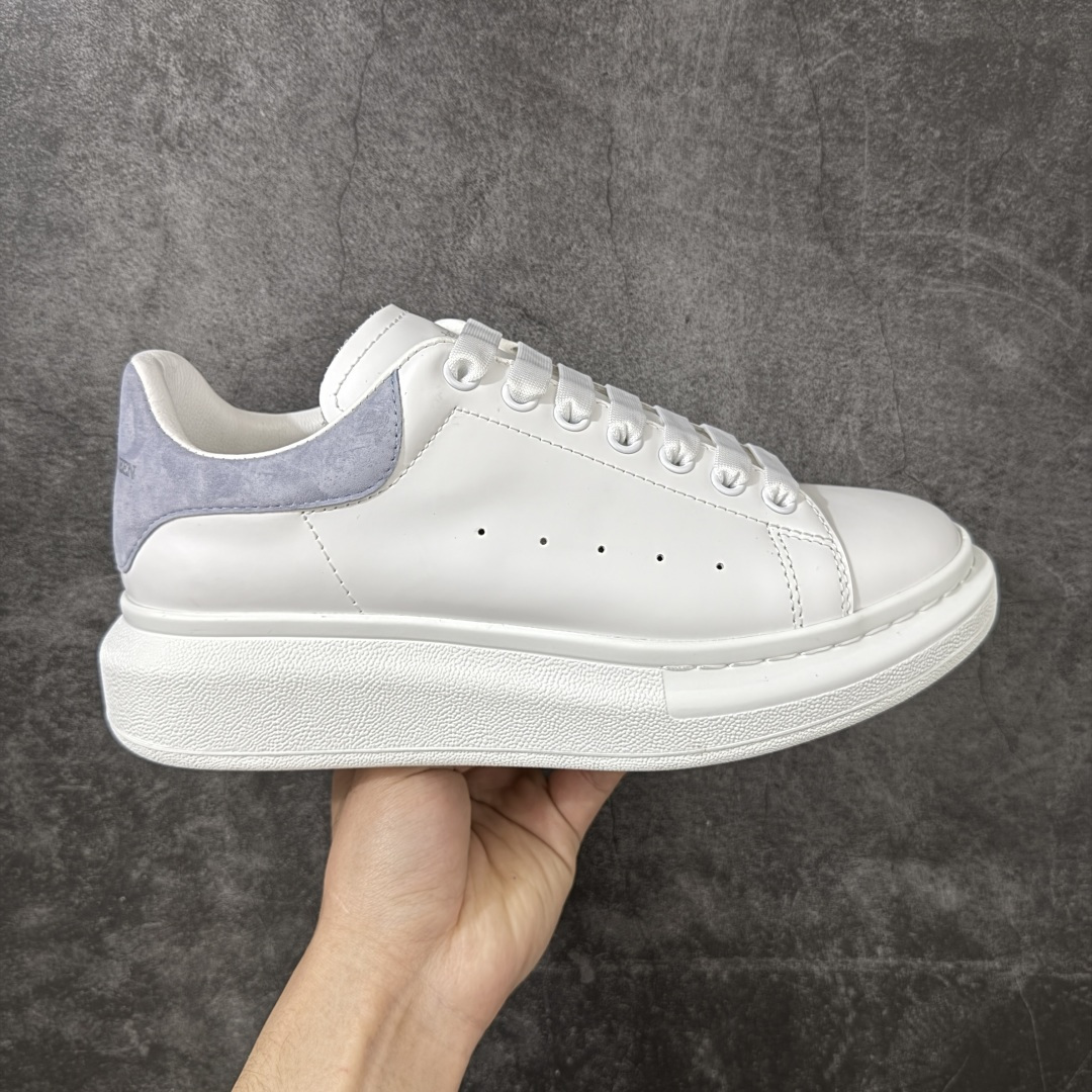 【HT纯原礼盒版】Alexander McQueen/亚历山大麦昆松糕鞋厚底增高小白鞋 雾霾蓝 全市场配色最齐(100+配色) 性价比最高 同价位品质无敌 进口丝绸亚光原版正品 水染羊皮内里 羊皮垫脚 回弹度到位 耐磨又舒适 鞋底厚4.5cm 全套原版包装 配件齐全 官方一致 凹凸定制正品原盒包装 右脚鞋舌嵌入防伪芯片装置 外盒鞋标官方二维码扫码+防伪芯片 尺码：35-45-选品中心