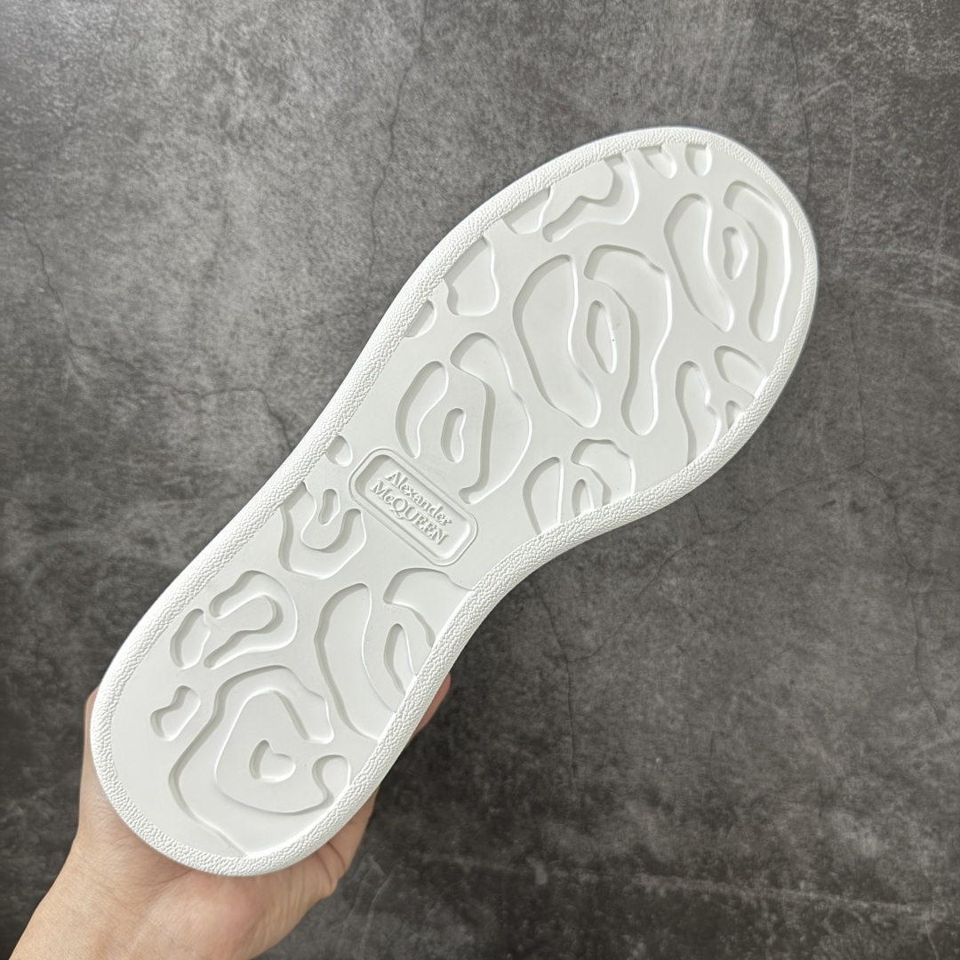 图片[9]-【HT纯原礼盒版】Alexander McQueen/亚历山大麦昆松糕鞋厚底增高小白鞋 雾霾蓝 全市场配色最齐(100+配色) 性价比最高 同价位品质无敌 进口丝绸亚光原版正品 水染羊皮内里 羊皮垫脚 回弹度到位 耐磨又舒适 鞋底厚4.5cm 全套原版包装 配件齐全 官方一致 凹凸定制正品原盒包装 右脚鞋舌嵌入防伪芯片装置 外盒鞋标官方二维码扫码+防伪芯片 尺码：35-45-选品中心