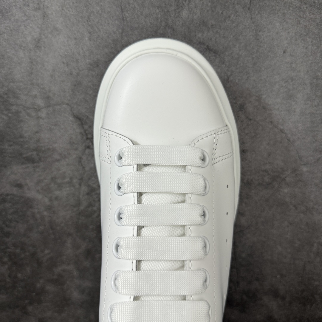 图片[5]-【HT纯原礼盒版】Alexander McQueen/亚历山大麦昆松糕鞋厚底增高小白鞋 雾霾蓝 全市场配色最齐(100+配色) 性价比最高 同价位品质无敌 进口丝绸亚光原版正品 水染羊皮内里 羊皮垫脚 回弹度到位 耐磨又舒适 鞋底厚4.5cm 全套原版包装 配件齐全 官方一致 凹凸定制正品原盒包装 右脚鞋舌嵌入防伪芯片装置 外盒鞋标官方二维码扫码+防伪芯片 尺码：35-45-选品中心