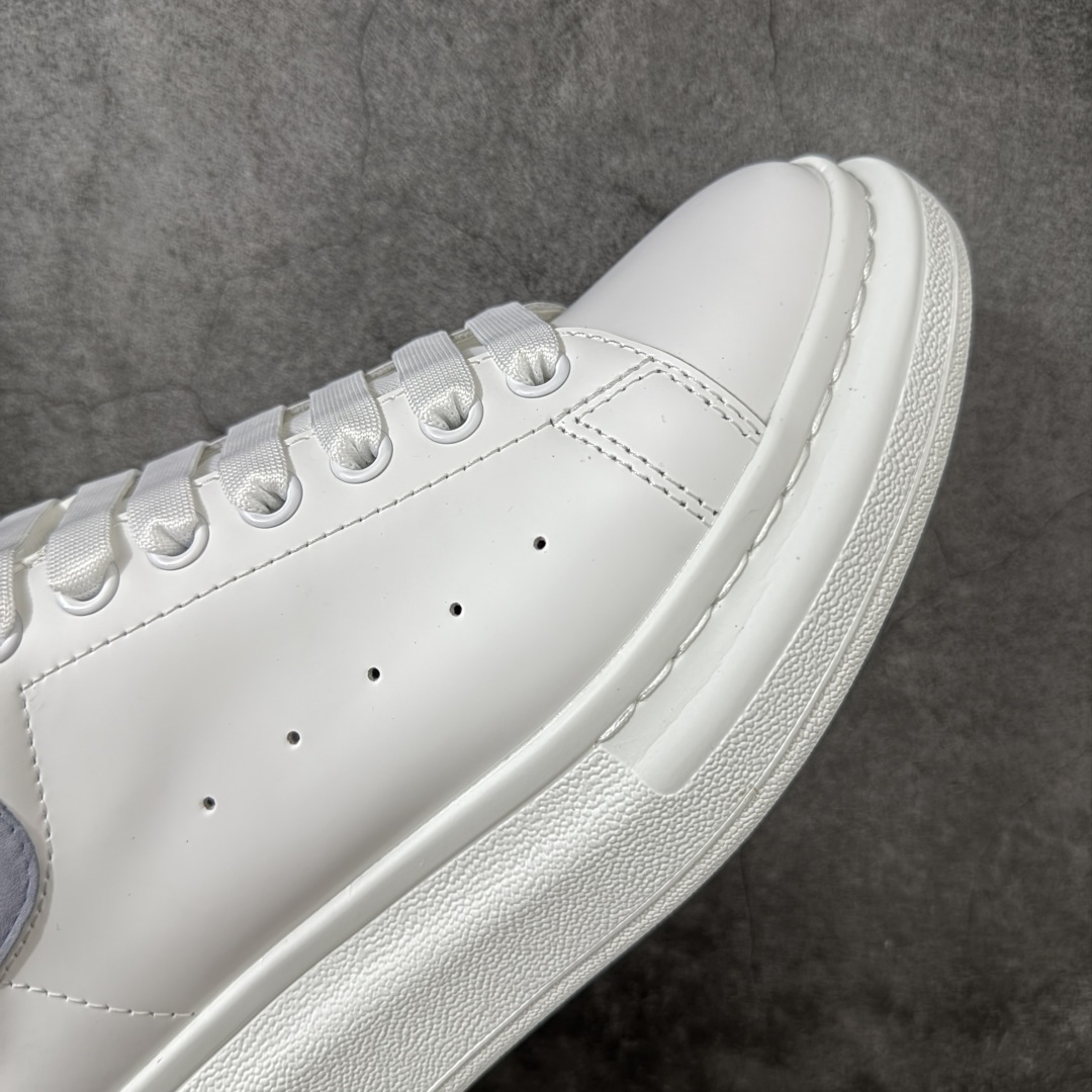 图片[6]-【HT纯原礼盒版】Alexander McQueen/亚历山大麦昆松糕鞋厚底增高小白鞋 雾霾蓝 全市场配色最齐(100+配色) 性价比最高 同价位品质无敌 进口丝绸亚光原版正品 水染羊皮内里 羊皮垫脚 回弹度到位 耐磨又舒适 鞋底厚4.5cm 全套原版包装 配件齐全 官方一致 凹凸定制正品原盒包装 右脚鞋舌嵌入防伪芯片装置 外盒鞋标官方二维码扫码+防伪芯片 尺码：35-45-选品中心