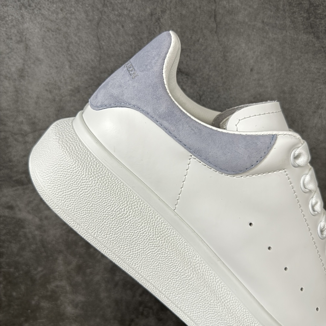 图片[7]-【HT纯原礼盒版】Alexander McQueen/亚历山大麦昆松糕鞋厚底增高小白鞋 雾霾蓝 全市场配色最齐(100+配色) 性价比最高 同价位品质无敌 进口丝绸亚光原版正品 水染羊皮内里 羊皮垫脚 回弹度到位 耐磨又舒适 鞋底厚4.5cm 全套原版包装 配件齐全 官方一致 凹凸定制正品原盒包装 右脚鞋舌嵌入防伪芯片装置 外盒鞋标官方二维码扫码+防伪芯片 尺码：35-45-选品中心