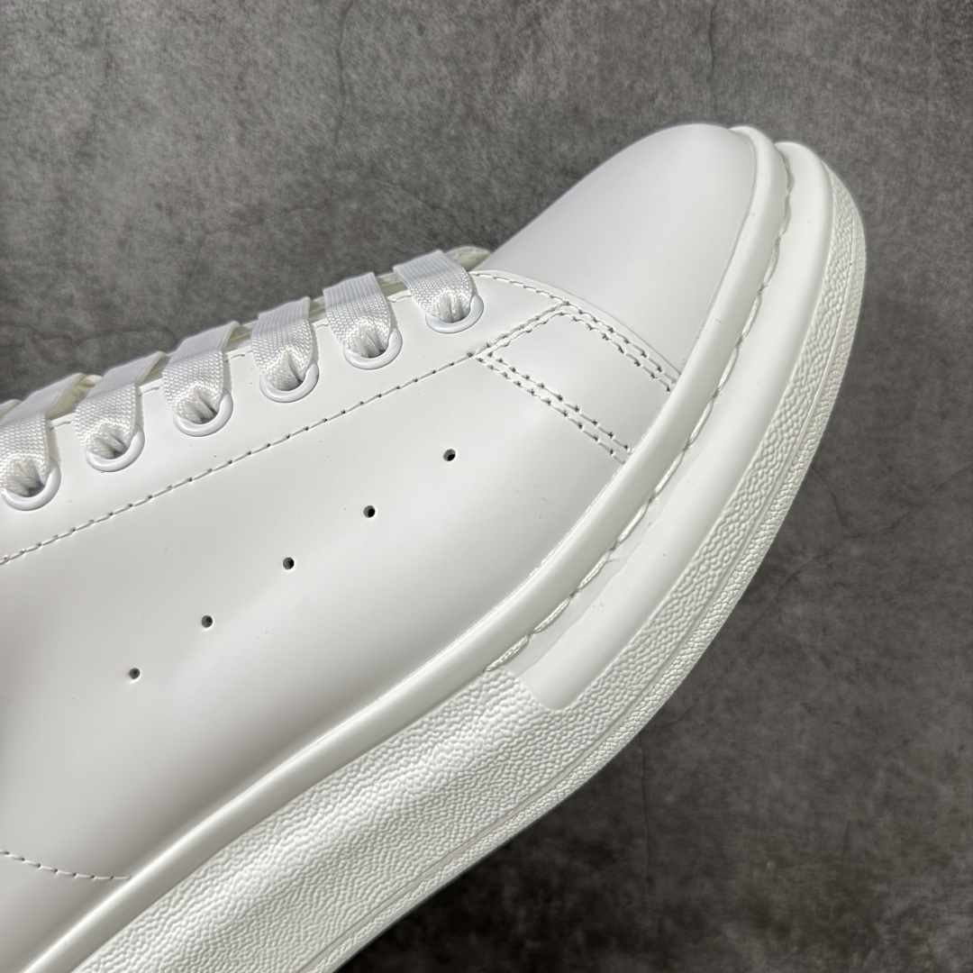 图片[6]-【HT纯原礼盒版】Alexander McQueen/亚历山大麦昆松糕鞋厚底增高小白鞋 灰绒尾 全市场配色最齐(100+配色) 性价比最高 同价位品质无敌 进口丝绸亚光原版正品 水染羊皮内里 羊皮垫脚 回弹度到位 耐磨又舒适 鞋底厚4.5cm 全套原版包装 配件齐全 官方一致 凹凸定制正品原盒包装 右脚鞋舌嵌入防伪芯片装置 外盒鞋标官方二维码扫码+防伪芯片 尺码：35-45-选品中心