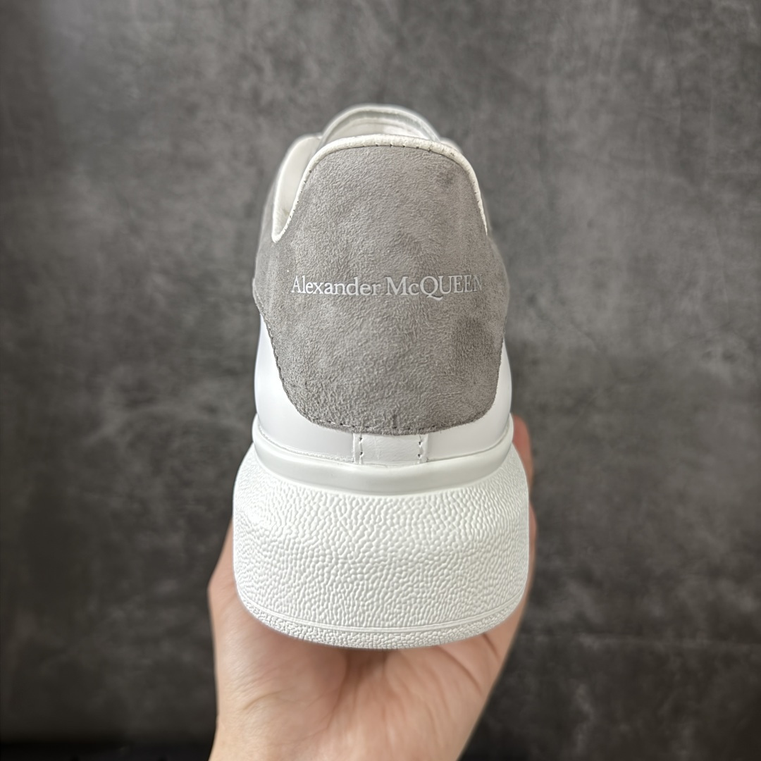 图片[4]-【HT纯原礼盒版】Alexander McQueen/亚历山大麦昆松糕鞋厚底增高小白鞋 灰绒尾 全市场配色最齐(100+配色) 性价比最高 同价位品质无敌 进口丝绸亚光原版正品 水染羊皮内里 羊皮垫脚 回弹度到位 耐磨又舒适 鞋底厚4.5cm 全套原版包装 配件齐全 官方一致 凹凸定制正品原盒包装 右脚鞋舌嵌入防伪芯片装置 外盒鞋标官方二维码扫码+防伪芯片 尺码：35-45-选品中心