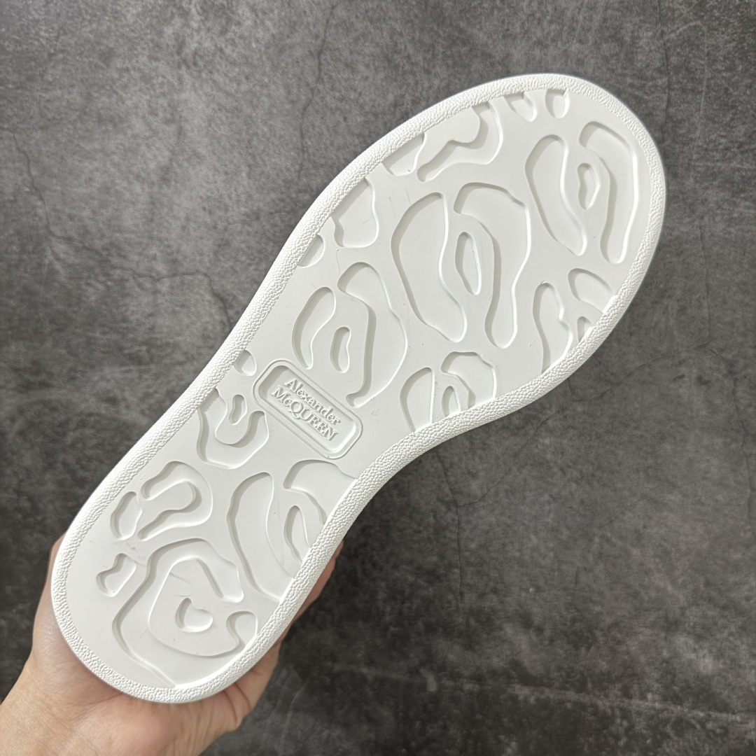 图片[9]-【HT纯原礼盒版】Alexander McQueen/亚历山大麦昆松糕鞋厚底增高小白鞋 灰绒尾 全市场配色最齐(100+配色) 性价比最高 同价位品质无敌 进口丝绸亚光原版正品 水染羊皮内里 羊皮垫脚 回弹度到位 耐磨又舒适 鞋底厚4.5cm 全套原版包装 配件齐全 官方一致 凹凸定制正品原盒包装 右脚鞋舌嵌入防伪芯片装置 外盒鞋标官方二维码扫码+防伪芯片 尺码：35-45-选品中心