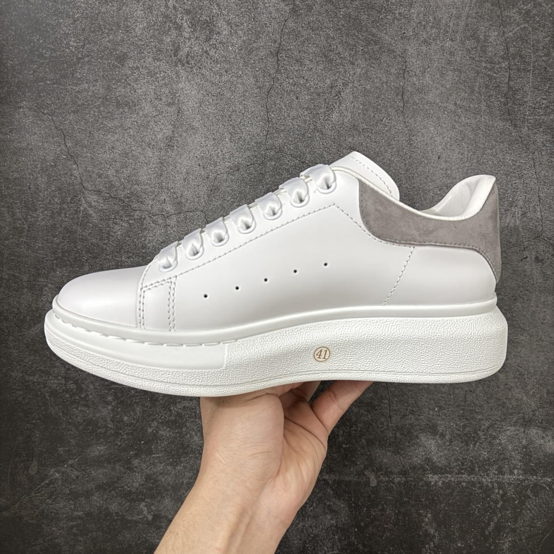 图片[2]-【HT纯原礼盒版】Alexander McQueen/亚历山大麦昆松糕鞋厚底增高小白鞋 灰绒尾 全市场配色最齐(100+配色) 性价比最高 同价位品质无敌 进口丝绸亚光原版正品 水染羊皮内里 羊皮垫脚 回弹度到位 耐磨又舒适 鞋底厚4.5cm 全套原版包装 配件齐全 官方一致 凹凸定制正品原盒包装 右脚鞋舌嵌入防伪芯片装置 外盒鞋标官方二维码扫码+防伪芯片 尺码：35-45-选品中心