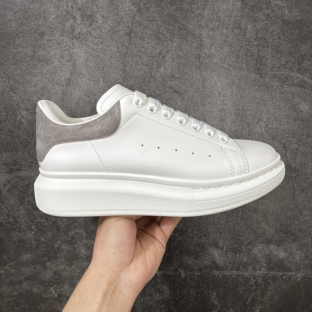 【HT纯原礼盒版】Alexander McQueen/亚历山大麦昆松糕鞋厚底增高小白鞋 灰绒尾 全市场配色最齐(100+配色) 性价比最高 同价位品质无敌 进口丝绸亚光原版正品 水染羊皮内里 羊皮垫脚 回弹度到位 耐磨又舒适 鞋底厚4.5cm 全套原版包装 配件齐全 官方一致 凹凸定制正品原盒包装 右脚鞋舌嵌入防伪芯片装置 外盒鞋标官方二维码扫码+防伪芯片 尺码：35-45-选品中心