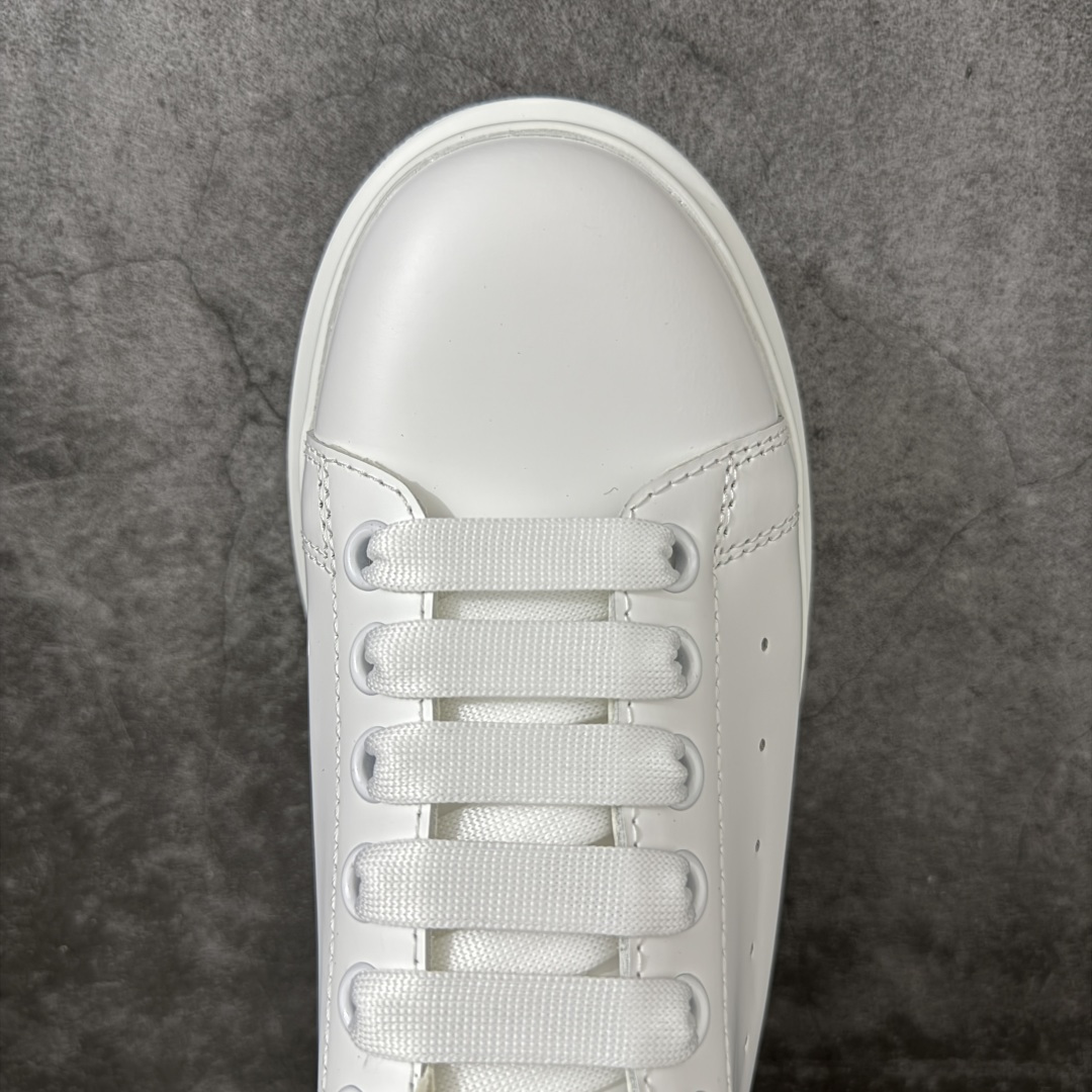 图片[5]-【HT纯原礼盒版】Alexander McQueen/亚历山大麦昆松糕鞋厚底增高小白鞋 灰绒尾 全市场配色最齐(100+配色) 性价比最高 同价位品质无敌 进口丝绸亚光原版正品 水染羊皮内里 羊皮垫脚 回弹度到位 耐磨又舒适 鞋底厚4.5cm 全套原版包装 配件齐全 官方一致 凹凸定制正品原盒包装 右脚鞋舌嵌入防伪芯片装置 外盒鞋标官方二维码扫码+防伪芯片 尺码：35-45-选品中心